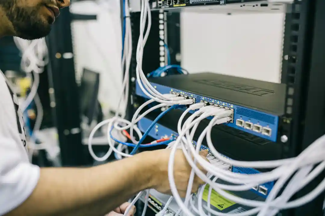 Bild eines Technikers bei der Konfiguration eines Unternehmensnetzwerks