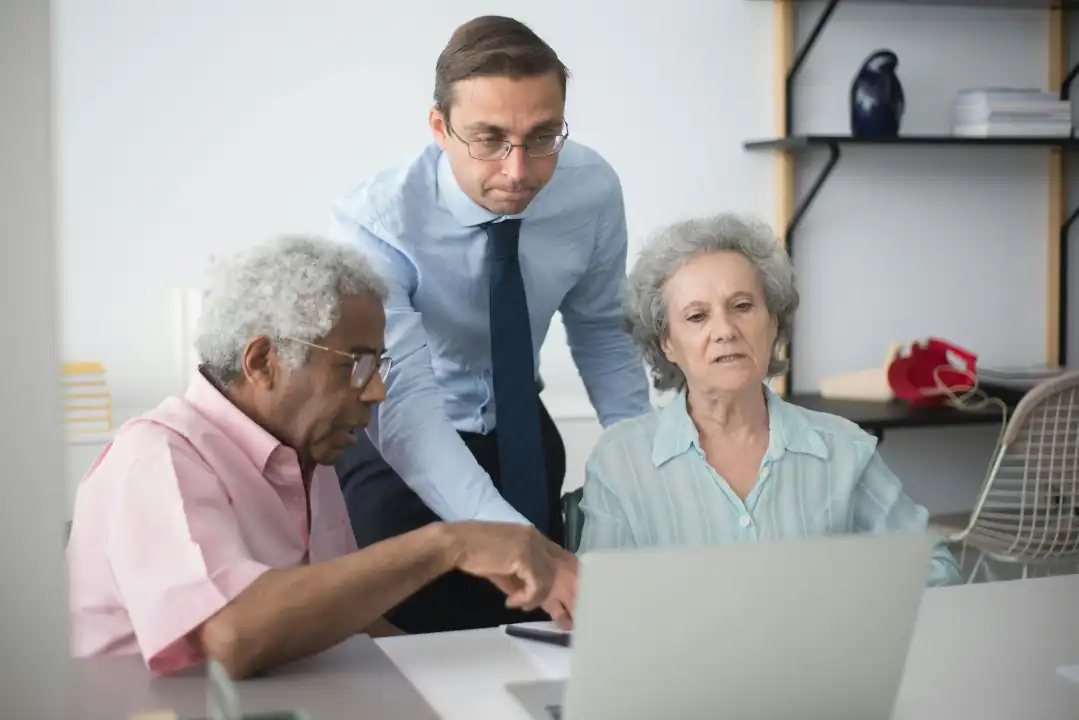 Seniorin nutzt Tablet für digitalen Service in Wien